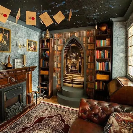 Hogwarts Hideaway Themed Property Watford  Exterior photo