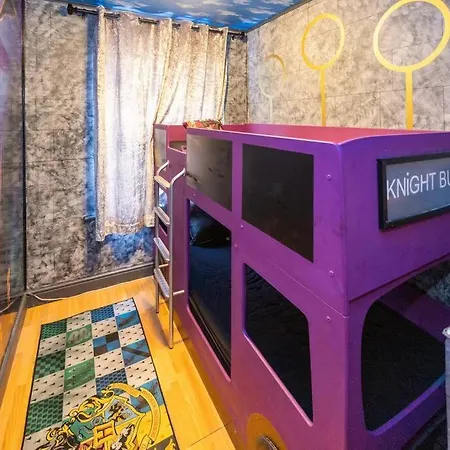 Hogwarts Hideaway Themed Property Watford  Exterior photo