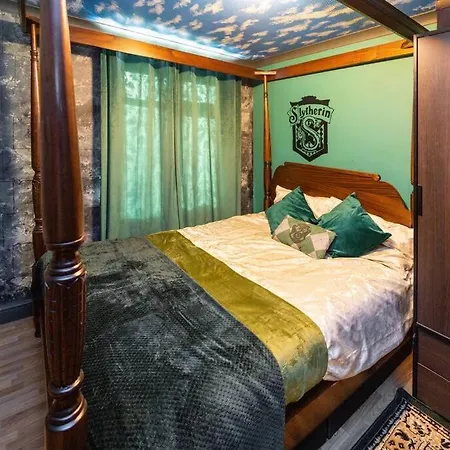Hogwarts Hideaway Themed Property Watford  Exterior photo