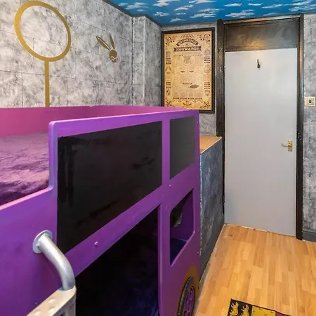 Hogwarts Hideaway Themed Property Watford  Exterior photo